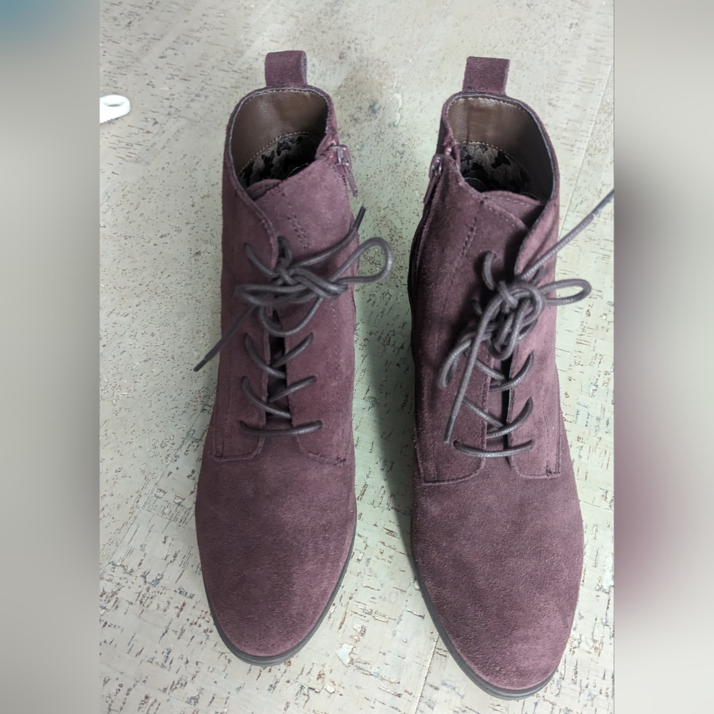 Size 9.5 women's White Mountain Burgundy Ankle Booties